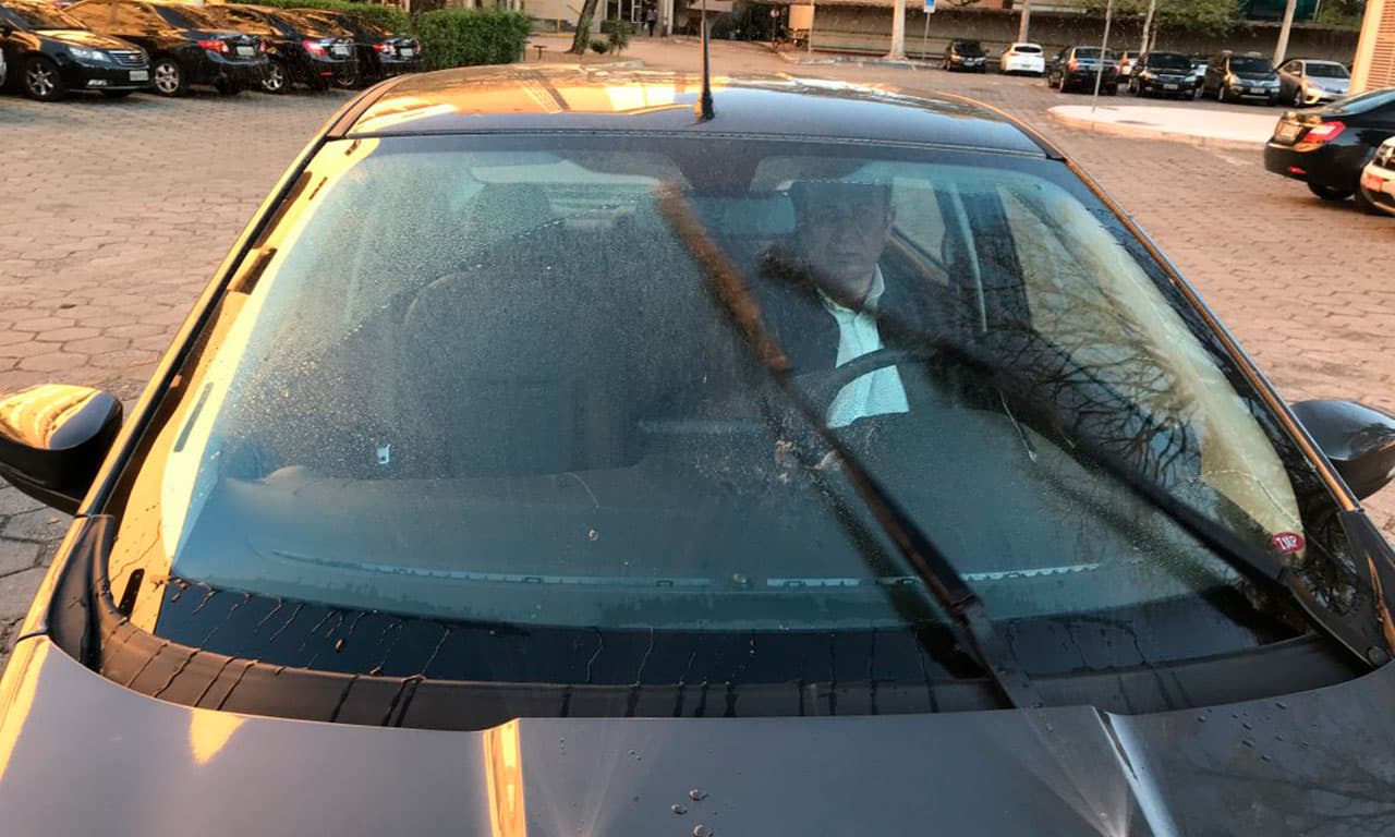 Veja como trocar as palhetas do limpador de para-brisa